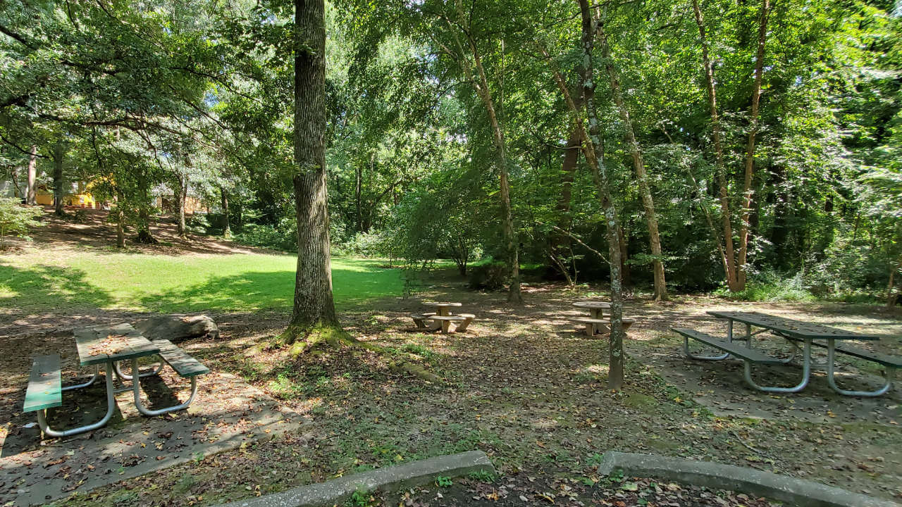 Beaverbrook Park Fulton Atlanta Buckhead Picnic tables next to small green space